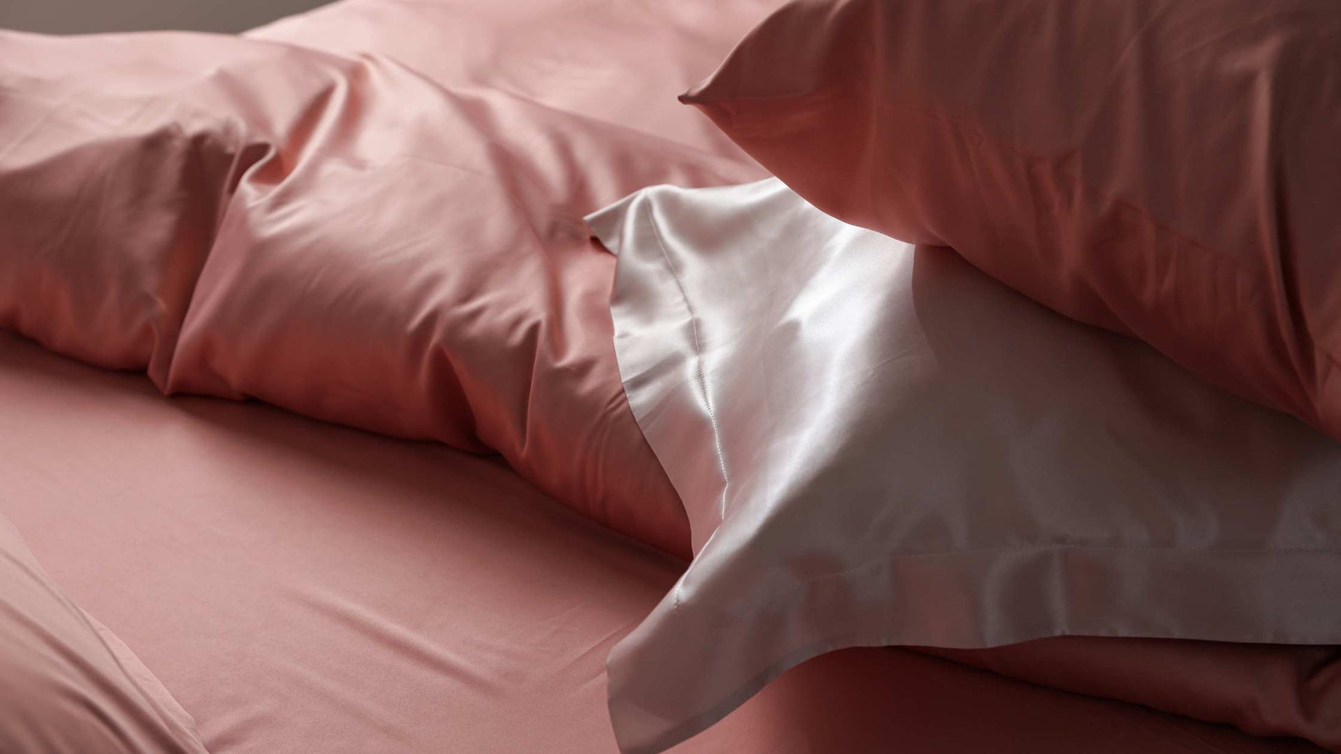 Los beneficios de las fundas de almohada de seda para tu cabello