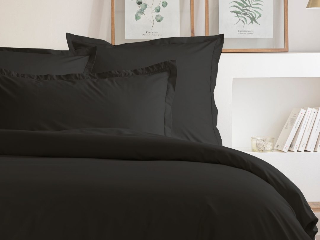 Parure de lit en coton noir, taies et housse de couette sur un lit